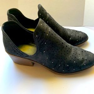 Fergalicious 10m faux suede western shirt bootie